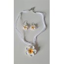 Ohrschmuck und Kette Blüte weiß