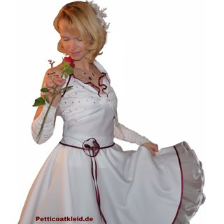 Brautkleid wei mit Rschenakzent